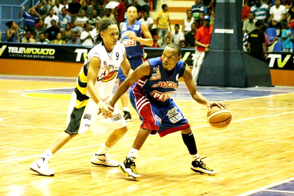 José Guzmán (La Cancha) es defendido por Carlos Sánchez (Don Bosco)